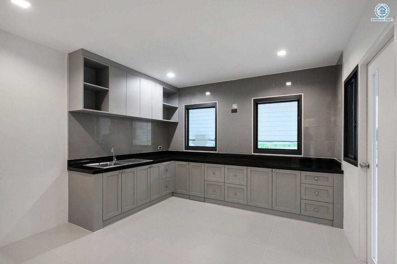 บ้านเดี่ยวฟิลคฤหาสน์มือสองตกแต่งใหม่ แบรนด์ LH ดีไซน์สุดหรูหรา โครงการ ลดาวัลย์ ปิ่นเกล้า เนื้อที่ 214 ตร.ว. บนพื้นที่ใช้สอยถึง 553.48 ตร.ม. ฟังก์ชันจัดเต็ม 4 ห้องนอน 5 ห้องน้ำ 1 ห้องอเนกประสงค์ 1 ห้องแม่บ้าน จอดรถได้ถึง 2 คัน ทำเลติดถนนบรมราชชนนี เชื่อมต่อหลายเส้นทาง ใกล้มหาวิทยาลัยมหิดล และเซ็นทรัลศาลายา